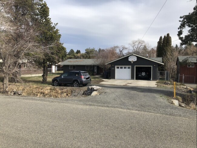 front view of house pt 1 - 1602 N Brooklane St Casa Adosada