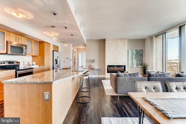 Building Photo - 675 S President St Unit 2009