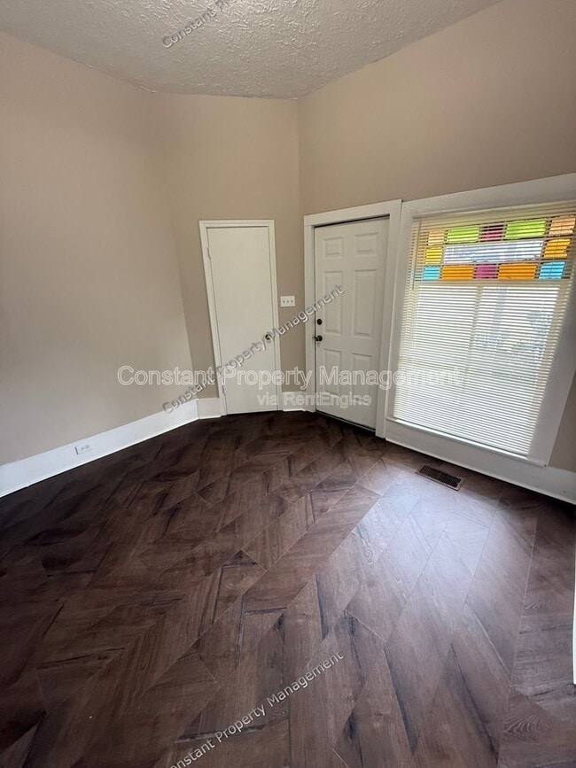 Photo - 825 E Broadway St