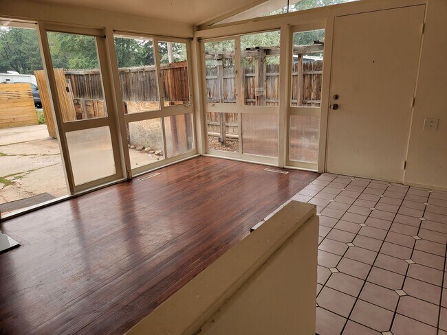 Building Photo - 3 bd | 1 ba | 1,037 sqft Rental