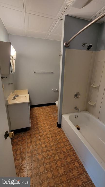 Building Photo - 409 Country Club Rd Unit 5