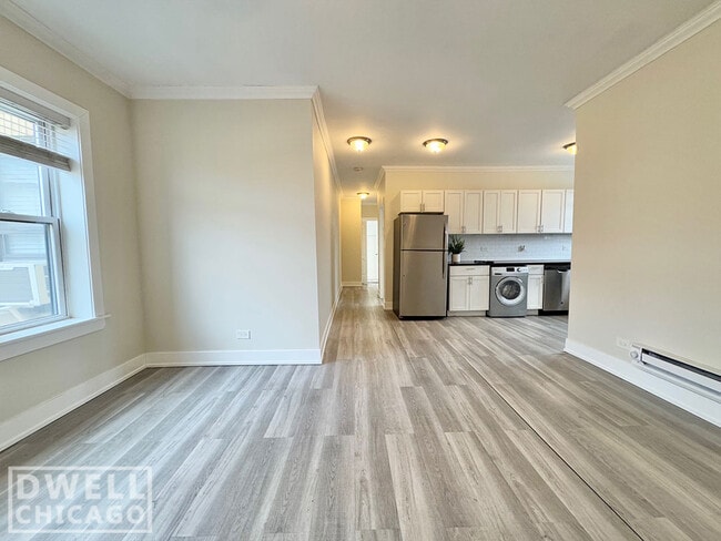 Building Photo - 3825 N Greenview Ave