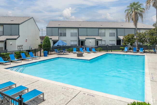 Building Photo - Altmonte Rental