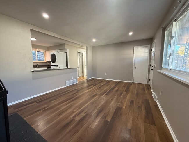 Photo - 1184 Clinton St