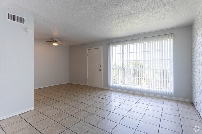 1 BR, 1 BA - 736 SF