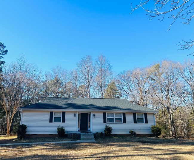 Freshly Renovated 3/2 on a Private 2 Acre Lot - Freshly Renovated 3/2 on a Private 2 Acre Lot House