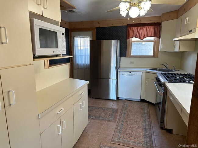 Building Photo - 168 Pine Hill Rd Unit 1