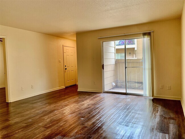 Photo - 8100 Creekbend Dr Unidad 157