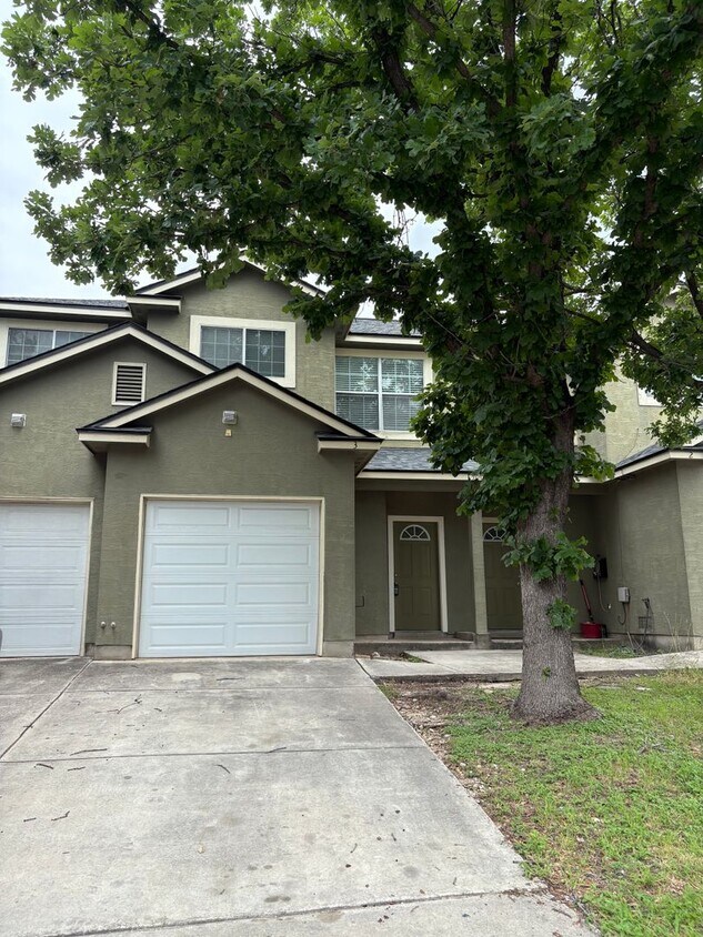 Newly Renovated Town-home- Northwest San A... - Newly Renovated Town-home- Northwest San A...
