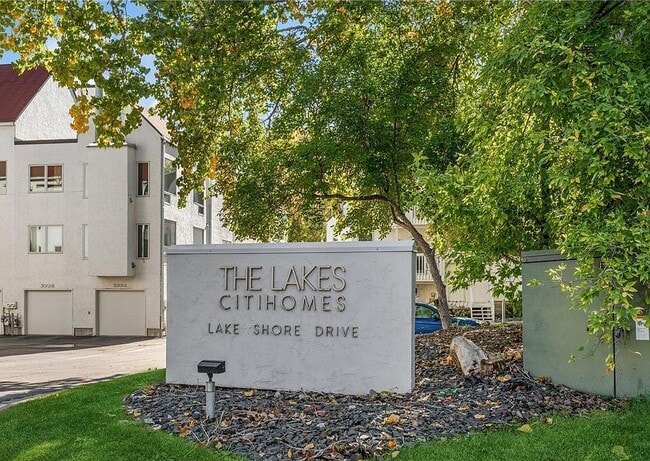Building Photo - 3055 Lake Shore Dr Rental