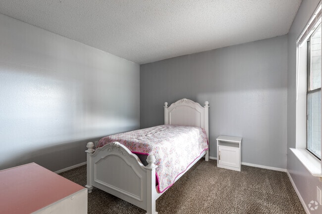 2BR, 2BA - 900SF - Bedroom