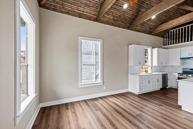 Photo - 1724 Winnie St