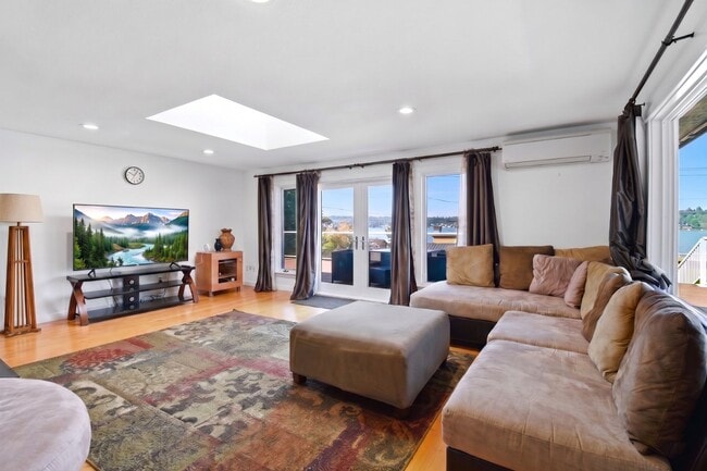 Photo - 5bd/3ba Kirkland Home