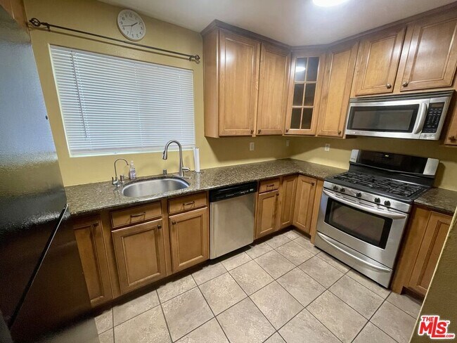 Photo - 5447 Zelzah Ave Unit 104