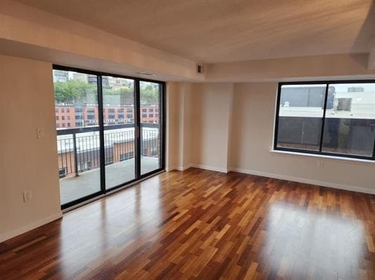 Building Photo - 700 1st St Unit 9q