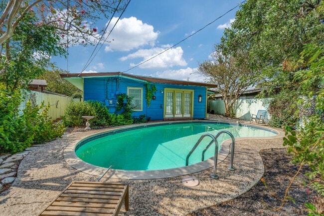 2 Bed/2 Bath in Northeast Park Subdivision w/ pool - 2 Bed/2 Bath in Northeast Park Subdivision w/ pool