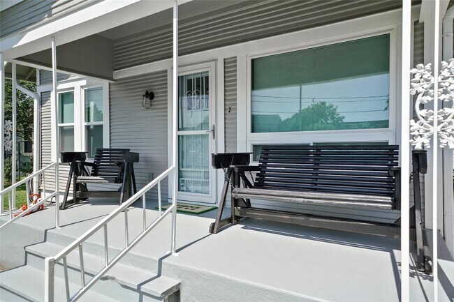 Photo - 325 N Sidney St