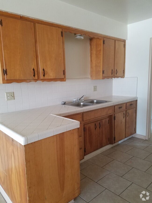 Building Photo - 2 Br 1 Ba available Now Rental