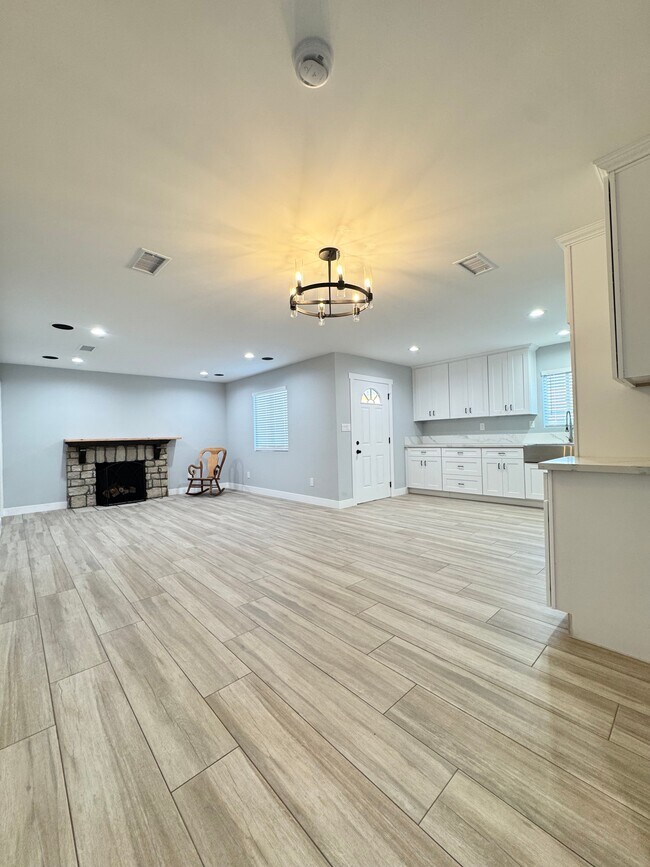 Photo - 1648 W 83rd St