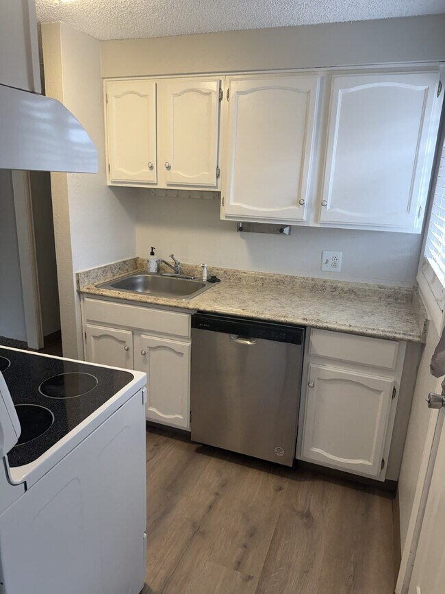 Photo - "Chic 2-Bed Haven in Englewood – Modern Comfort on South Fox St!"
