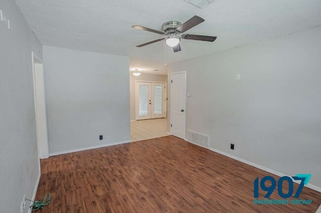Photo - 1618 Village Dr