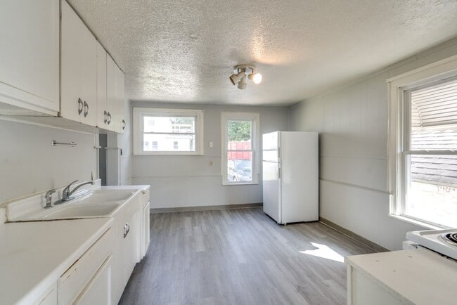 Photo - 491 Allyn St Unidad #1