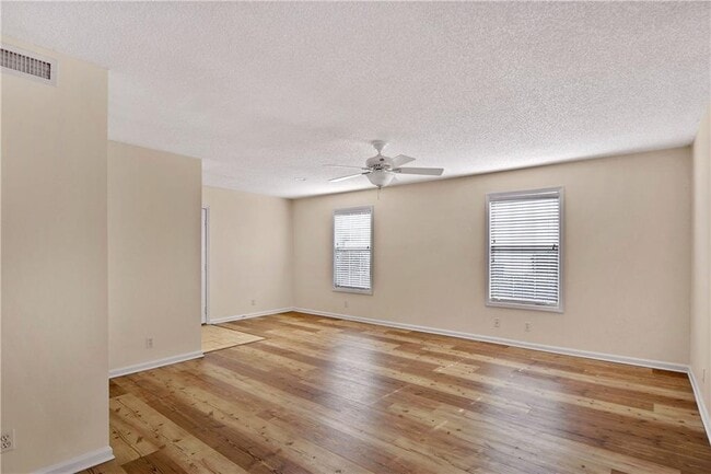 Photo - 907 S Island Square Dr