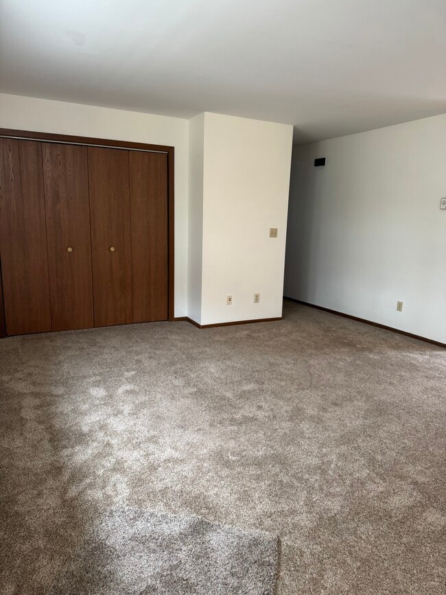 living room - 833 Bridgewater Ave