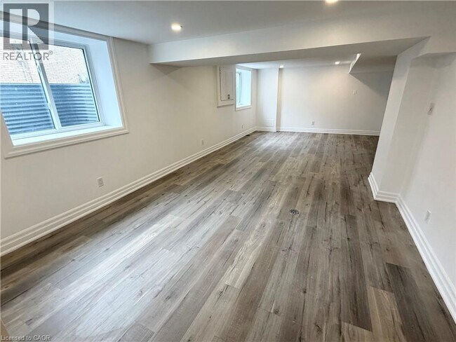 Photo - 482 E 37th St