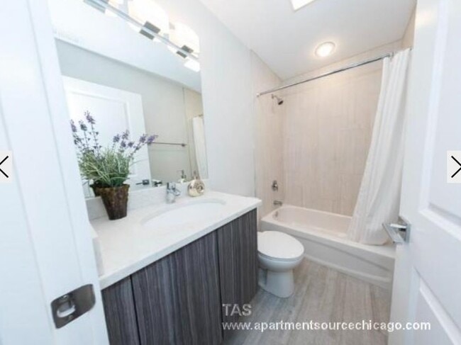 Photo - 2618 N Rockwell St Unit 2
