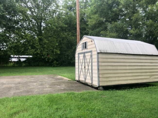 Photo - 180 Chippendale Dr