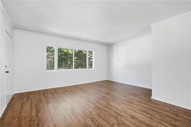 Photo - 104 Ardmore Pl NW