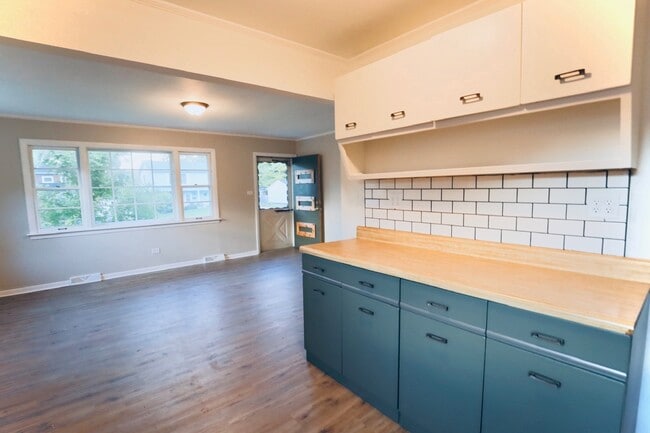 Photo - 423 Lawrence Ave