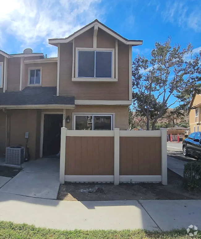 Building Photo - Beautiful 3 BD, 2BA Townhome Near Cal Stat...