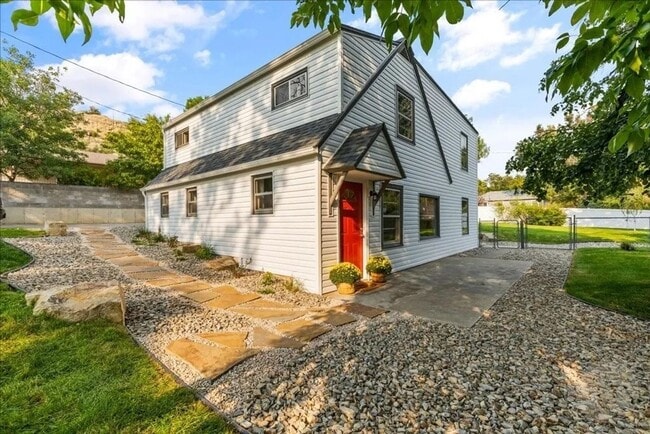 Building Photo - Gorgeous 4-Bedroom Home with Expansive Lan...