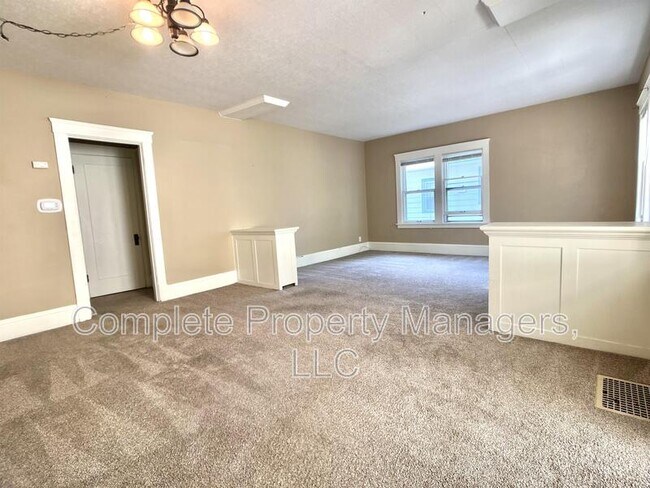 Photo - 806 John Farry Pl