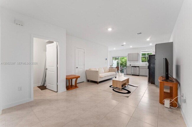 Photo - 336 NW 8th Ct