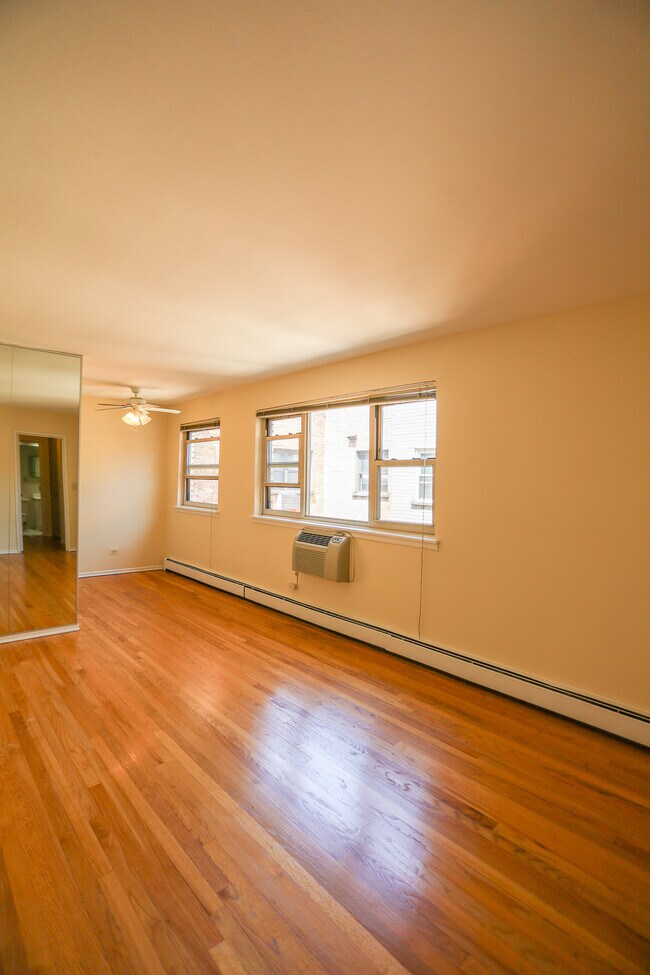 Photo - 535 W Briar Pl Unit 560