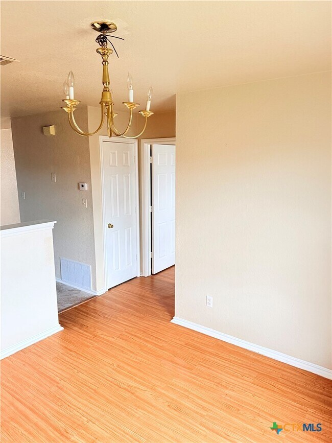 Photo - 203 W Mary Jane Dr