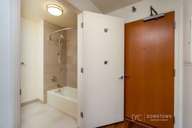 Photo - 511 N Kingsbury St Unidad 2103