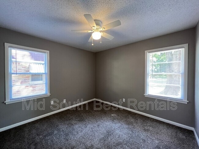 Photo - 3520 Hallbrook St