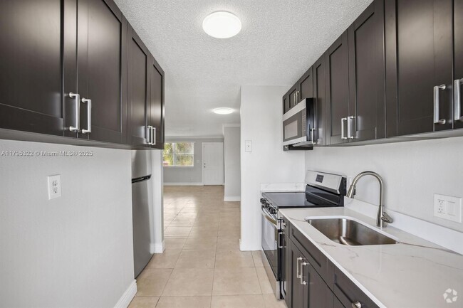 Building Photo - 850 E Commercial Blvd Unit 214B Rental