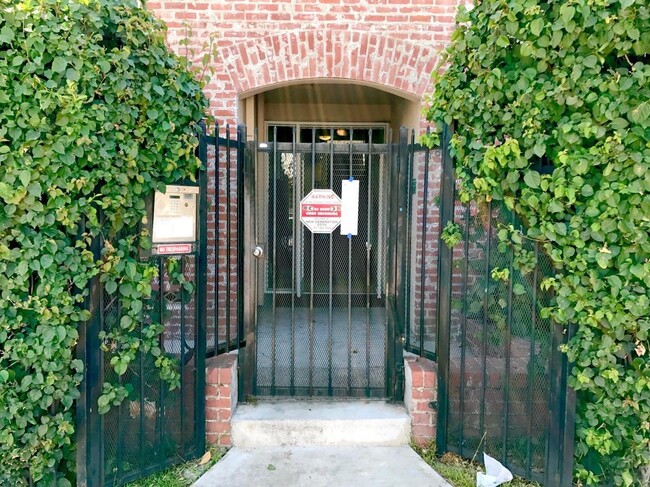 Entrance - 1811 Wilcox Ave Apartments