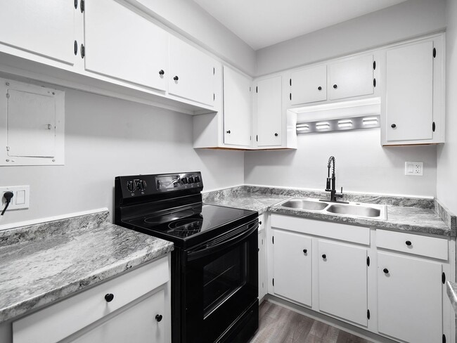 Photo - Colonial Village