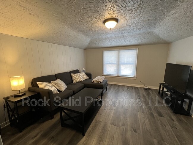 Building Photo - 1610 Pebrican Ave