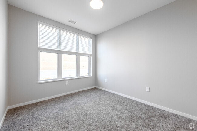 2BR, 2BA - 860SF
