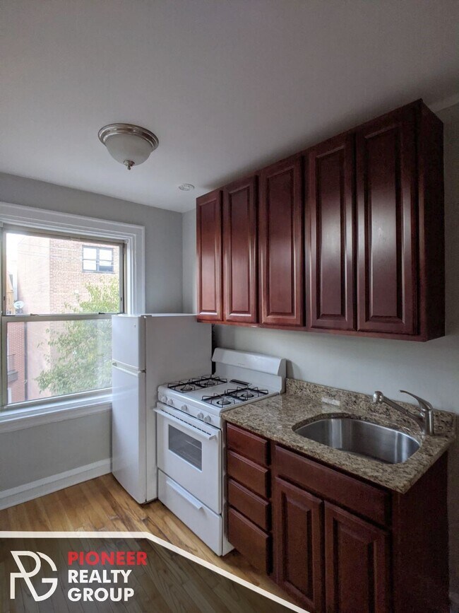 Photo - 542 W Surf St Apartments Unit W3