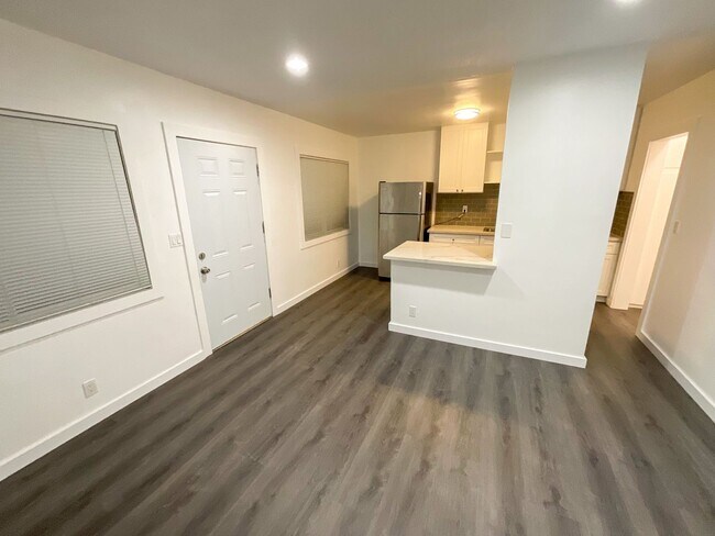 2652 Queen St Unit 2652 3/4