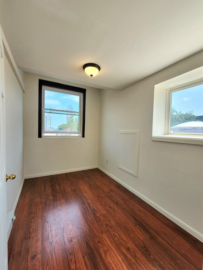 Photo - 250 Lark St