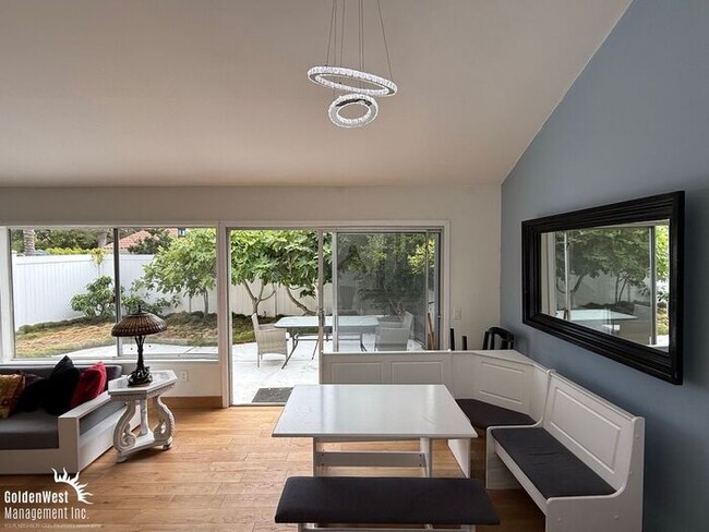 Building Photo - Modern 3Bdm 3Ba with Bonus Room Coastal Ho... Rental